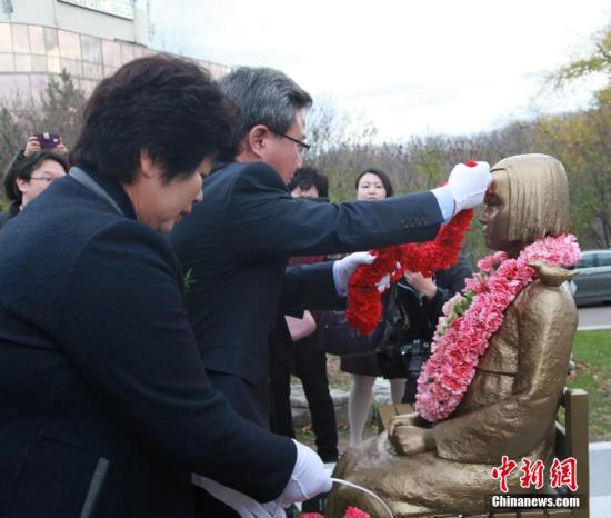 资料图：位于加拿大多伦多地区的韩国加拿大文化协会举行仪式，为“慰安妇少女像”揭幕，以此纪念在二战中受到日军残酷蹂躏的慰安妇群体。中新社记者 徐长安 摄
