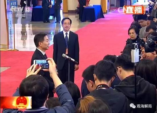 (民政部部长黄树贤接受采访)
