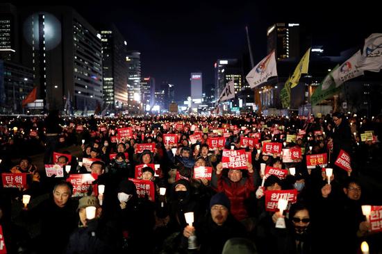 △倒朴派：民众举行烛光集会支持弹劾总统朴槿惠。图自视觉中国