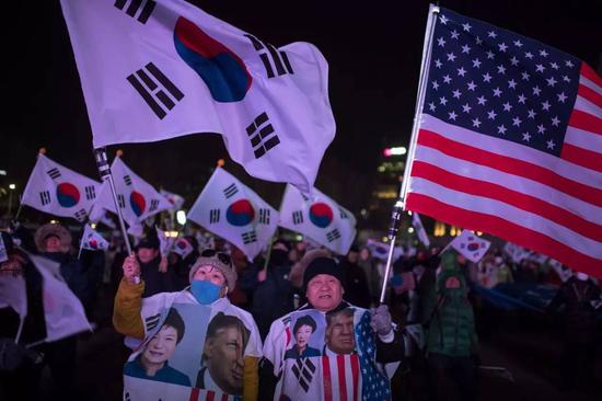 △挺朴派：韩国民众抗议弹劾总统朴槿惠，美国元素抢眼。