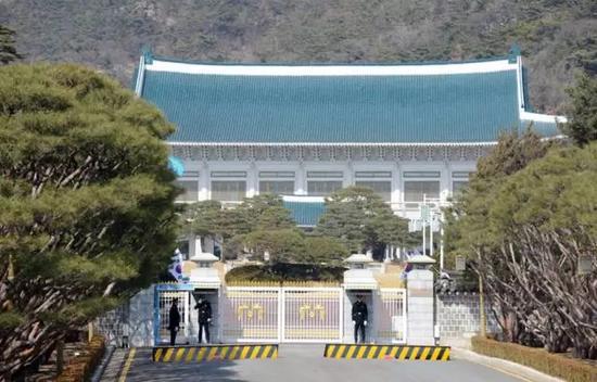 3月9日，在韩国首尔，总统府青瓦台前守卫森严。