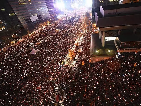 韩国民众烛火集会。图片来自新华网。