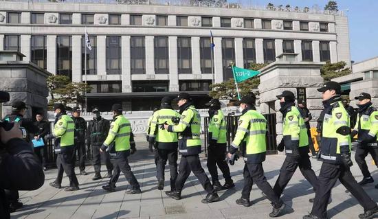 △法院外部署大批警力加强安保。图自视觉中国