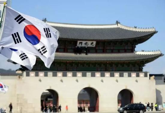 9日，在韩国首尔，韩国国旗在光化门城楼前飘扬。