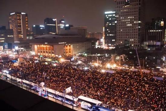 2016年12月31日在韩国首尔拍摄的集会现场。