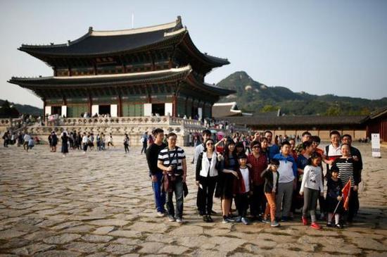 2016年10月，首尔，中国游客在景福宫拍照留念。（路透社）