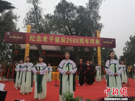 图为公祭现场,礼宾人士齐颂《道德经》。 刘鹏 摄