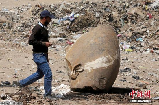 近日，埃及与德国的考古学家在埃及首都开罗一个贫民窟的地下，发现高8米的古代巨型石雕，经初步鉴定制造时期在距今3000多年前。