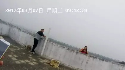 （民警与女子对话）