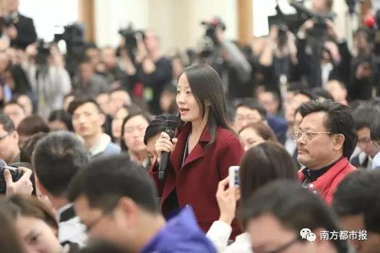 南都记者商西在全国人代会新闻发布会上提问。