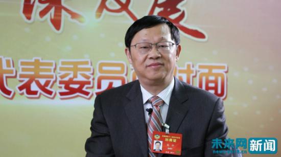 全国政协委员、华东师范大学教授高抒在接受未来网记者的采访。