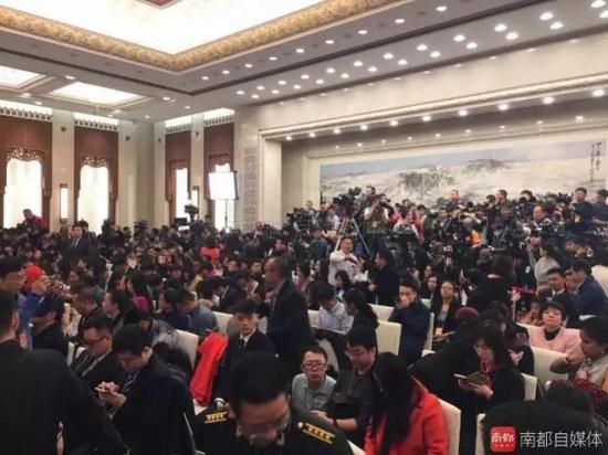 2017年3月4日，十二届全国人大五次会议新闻发布会现场，媒体记者“找座位”也是一项技术活。