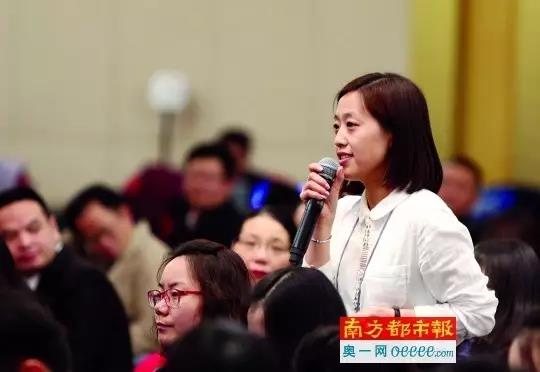 昨天（9日）上午，南都记者程姝雯在人大记者会上提问。南都记者 陈伟斌 摄