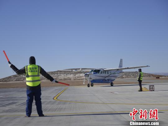 图为最多可承运8名旅客的小型飞机。　张林虎　摄