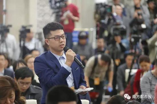 南都记者吴斌在政协发布会现场提问。南都记者 陈伟斌 摄