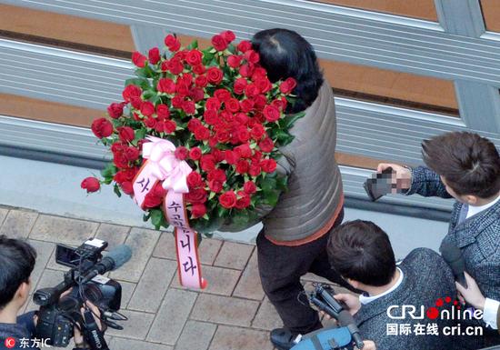 当地时间2017年3月13日，韩国首尔，在位于首尔三成洞私邸，朴槿惠支持者送来大捧玫瑰花。图片来源：东方IC