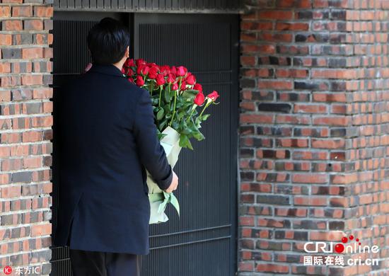 当地时间2017年3月13日，韩国首尔，在位于首尔三成洞私邸，朴槿惠支持者送来大捧玫瑰花。图片来源：东方IC