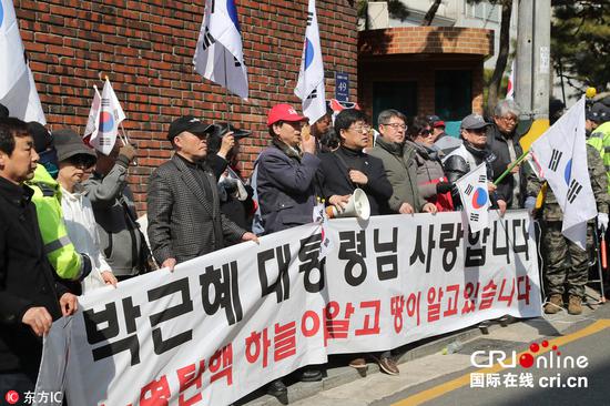 当地时间2017年3月13日，韩国首尔，支持者守在位于首尔三成洞的朴槿惠私邸外。图片来源：东方IC