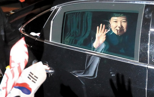 3月12日，朴槿惠离开青瓦台时，向支持者挥手 资料图