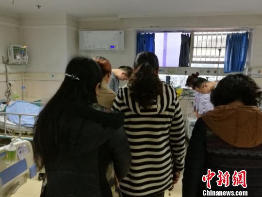 向汤洪林告别现场。　安源　摄