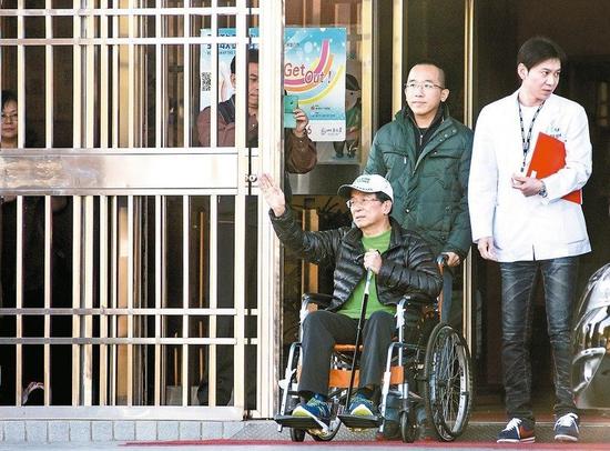 陈水扁保外就医，由儿子陈致中推着轮椅出监。（图片来源：台湾《联合报》）