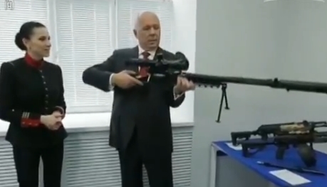 记者探访AK-47生产车间 总裁亲自拉枪栓展示