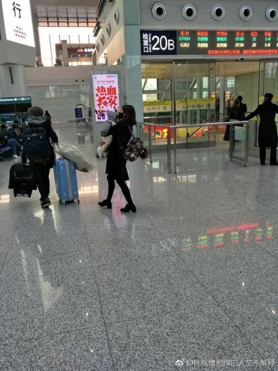 陈妍希抱孩子现身合肥车站 产后恢复好双腿纤细