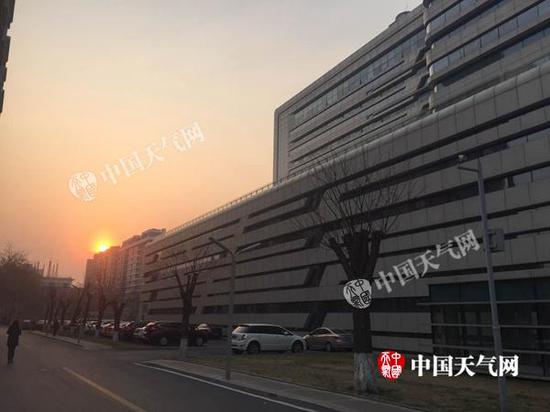 今晨，北京能见度不佳。