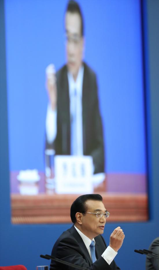 图为3月15日，国务院总理李克强在北京人民大会堂与中外记者见面，并回答记者提问。新华社 王晔 摄