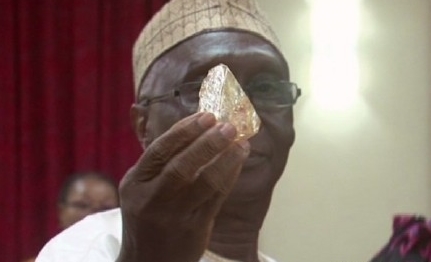 非洲牧师挖到价值4亿元钻石 将其上交国家