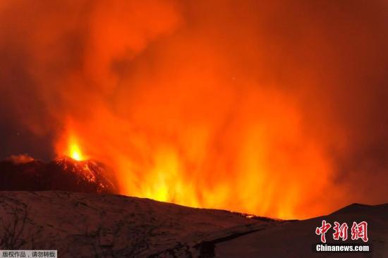 意大利火山喷发岩浆流入积雪引发爆炸 致10人伤