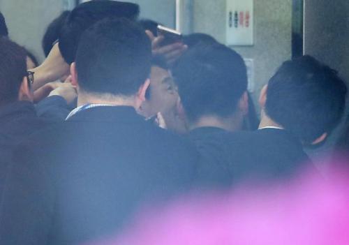 SK集团supex追求协会议长金昌根16日上午抵达首尔中央地方检察院。 （图片来源：韩联社）