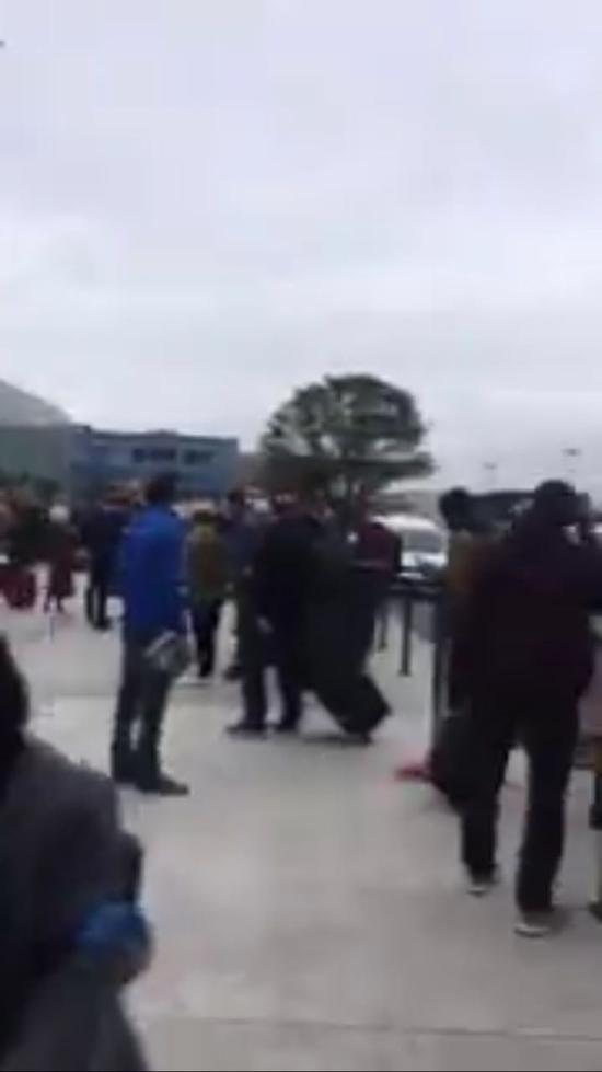 现场乘客疏散现场，来自RT视频截图。