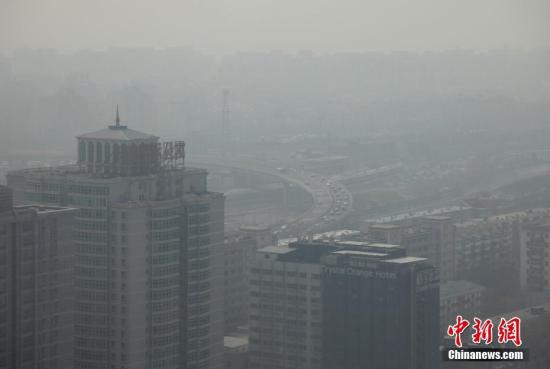 3月17日，北京城笼罩在雾霾中。中新社记者 刘关关 摄