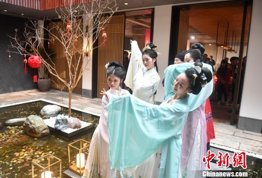 图为汉服走秀。　吕明 摄