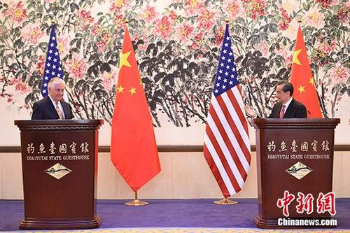 3月18日,中国外交部部长王毅(右)在北京与来访的美国国务卿蒂勒森举行会谈,会后双方共同会见中外记者。 中新社记者 侯宇 摄