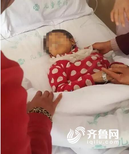躺在病床上的月月