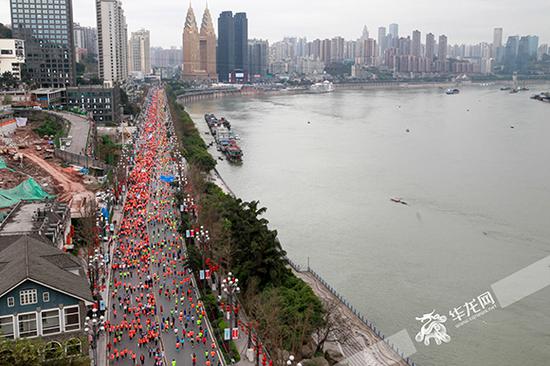 马拉松队伍浩浩荡荡，东水门大桥上往下打望。记者王峥摄