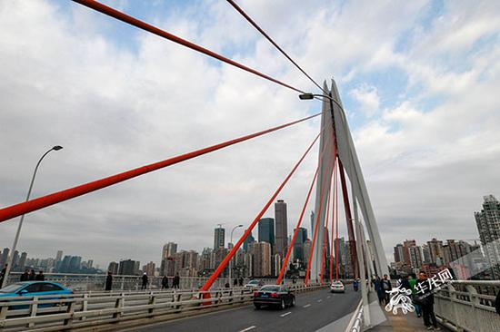 重庆蓝天白云，实拍东水门大桥。记者王峥摄
