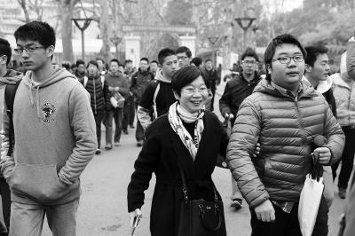 昨天，考生从金陵中学考点走出。当天，江苏省“小高考”开考。本报记者 徐琦摄