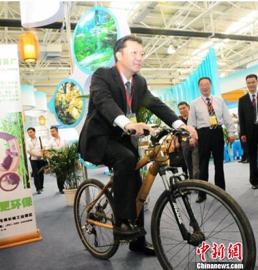 图为廖俊波政和任职期间为当地竹制品厂推广环保竹自行车。（资料图片）　张丽君　摄
