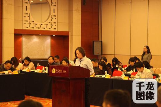 图为网易党委副书记高文述职。