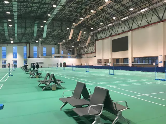 (华西村投资建设的文体中心,羽毛球馆、篮球馆、健身房、电影院等一应俱全。)