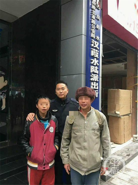 △民警找到了离家出走的小张。
