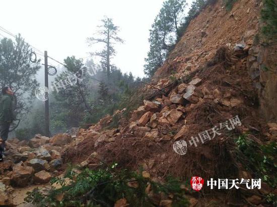 3月18日，持续多日的降雨致使绥宁金屋镇原小坪村道路垮方。（摄影/于慧丽）