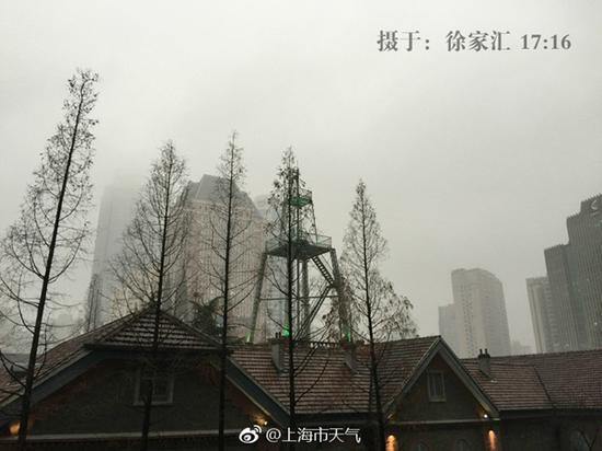 下午，上海徐家汇地区天气阴沉。