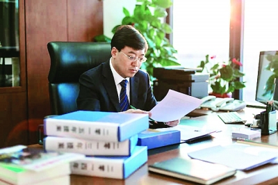 伊利原董事长_伊利集团董事长潘刚(2)