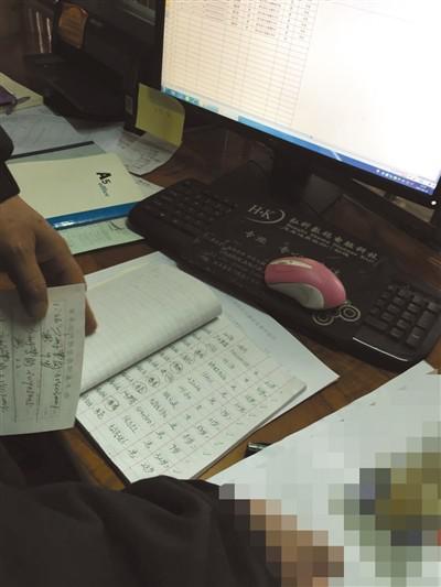 3月10日,广东韶关新丰县殡仪馆内,事情职员拿出挂号册搜检练溪托养中间的去世纪录。新京报记者 刘子珩 摄