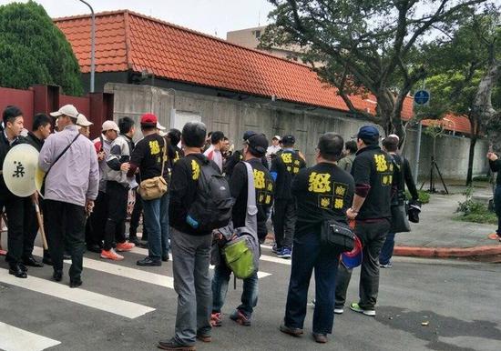 一批退伍军人19日中午“突袭”蔡英文位于博爱特区的官邸,抗议年金改革,高喊“还我青春”、“蔡英文出来”等抗议口号。(图片取自台湾《联合报》)