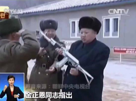 朝鲜播放军队训练影片：金正恩直接将枪交官兵手中